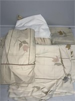 Twin size Comforter, matching twin sheets