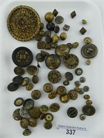 TRAY: APPROX. 40 GOLD COLOURED BUTTONS