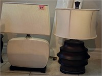 V - LOT OF 2 TABLE LAMPS W/ SHADES (D4)