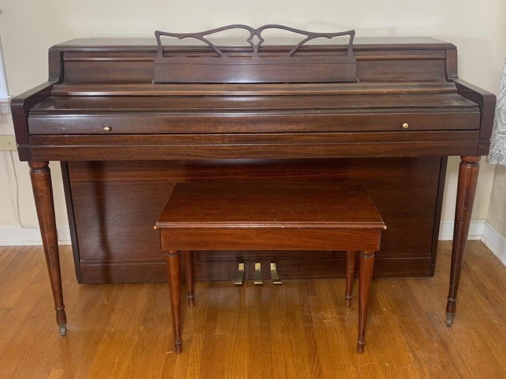 WURLITZER STUDENT PIANO