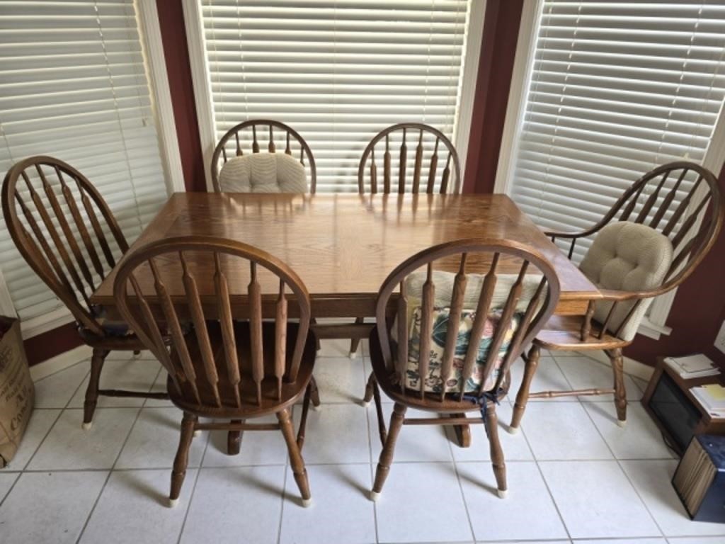 Gorgeous oak wood table and 6 chairs