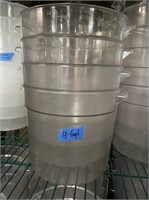 6 qt clear round containers (4)