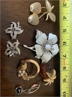 Lot of 5 Broaches and set up clip on earrings