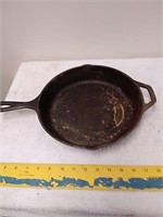 Lodge 10-in cast iron skillet