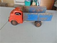 Vintage toy truck, has wind up drive