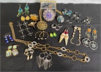 Costume Jewelry Lot. Brooch   Pendants