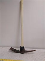 Pickaxe with fiberglass handle