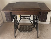 ANTIQUE SINGER SEWING MACHINE