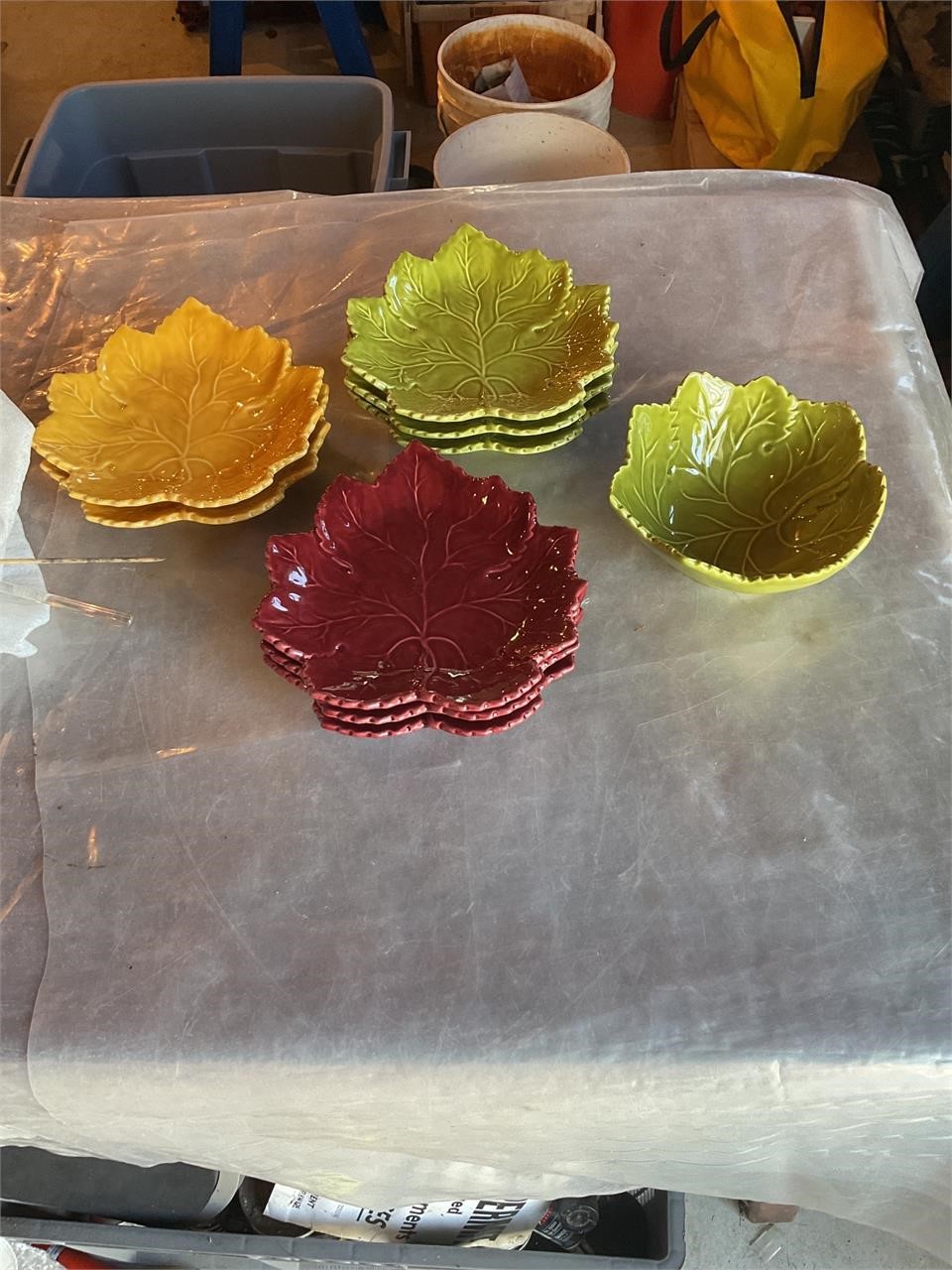 Cabbage leaf latex and bowl