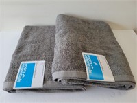 2 Room Essentials Bath towels 30x54