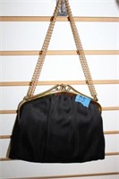 BLACK HANDBAG WITH ADJUSTABLE CHAIN STRAP