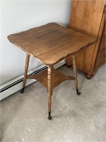 Antique victorian style claw/ball feet lamp table