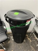 (2) 32 Gallon Trash Cans