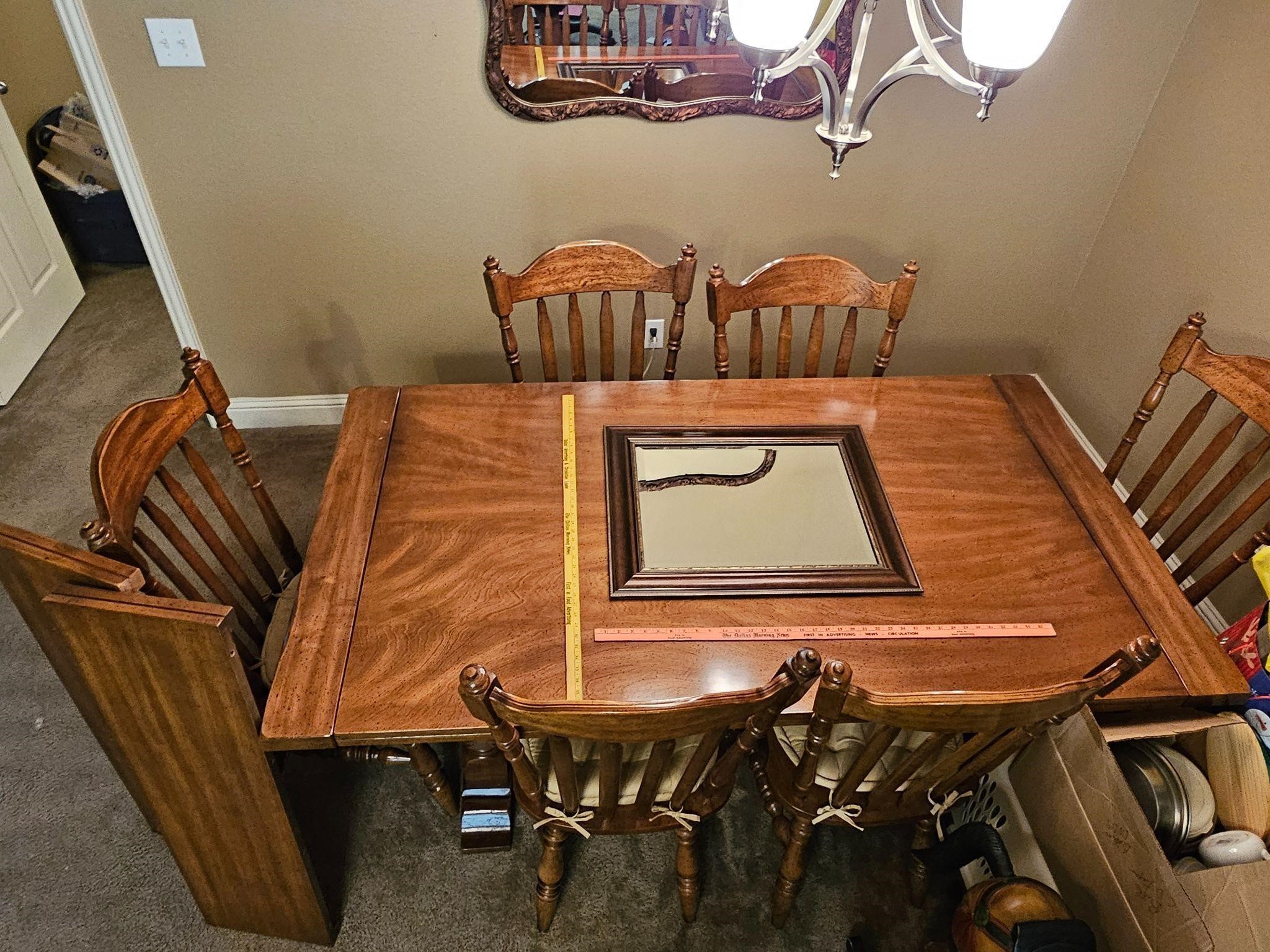 Dining table w/ two leafs and 6 chairs