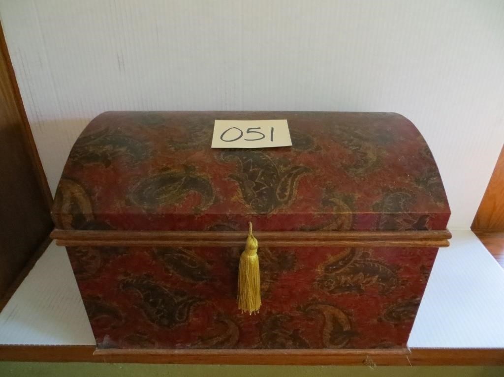 Hinged Round-Top Trunk w/ Velvet Lining & Tray Ins