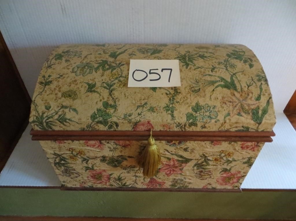 Hinged Round-Top Trunk w/ Velvet Lining & Tray Ins