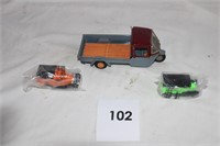 2 KELLOGGS TRUCK (NIB) & 1 VINTAGE TRUCK