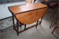 Antique Drop Leaf Gate Leg Oval Dining Table
