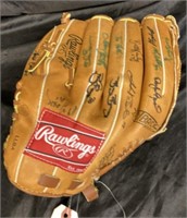 SPORTS / SIGNED RAWLINGS BASEBALL GLOVE