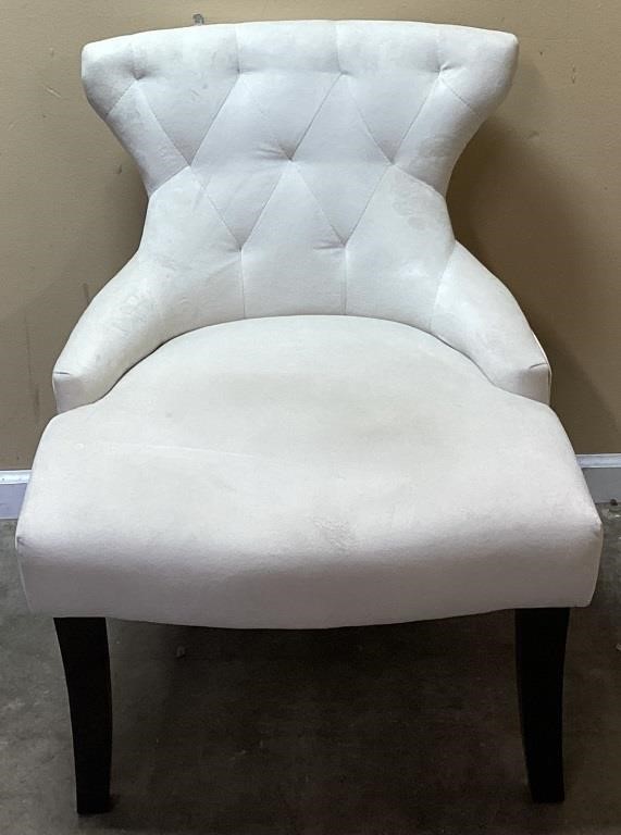 WHITE TUFTED ACCENT CHAIR