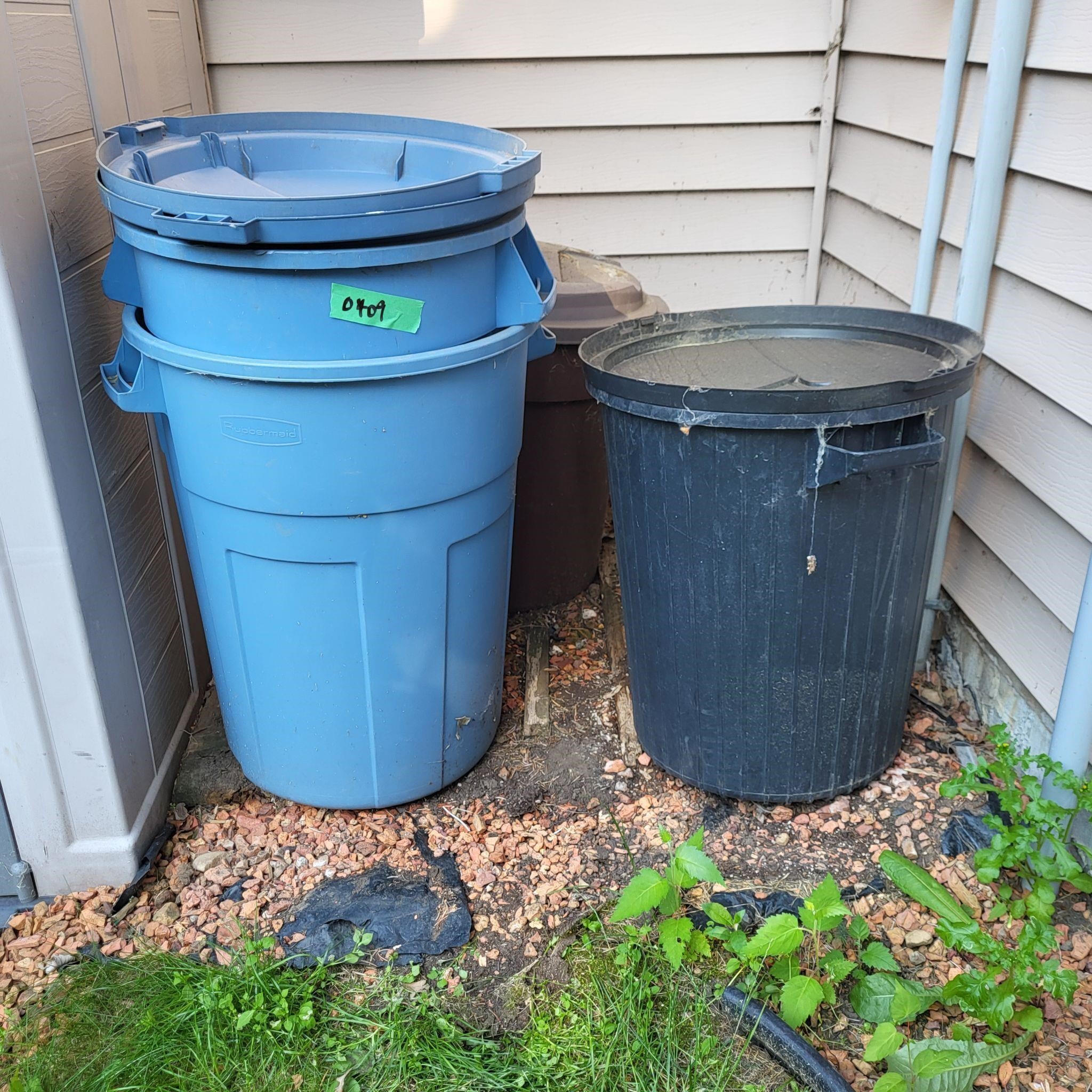 O409 Three plastic garbage cans w lids