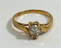 LOVELY 10K YELLOW GOLD RING W PEAR SHAPED STONE