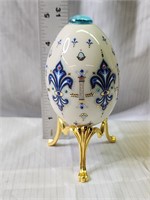 1996  LENOX  CHINA  TREASURES  Fleur De Lis  EGG