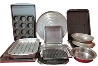 Lot COOKIE SHEETS, PIZZA & OVEN PANS, MUFFIN TINS