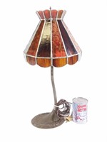 Lampe de table en métal et vitraille