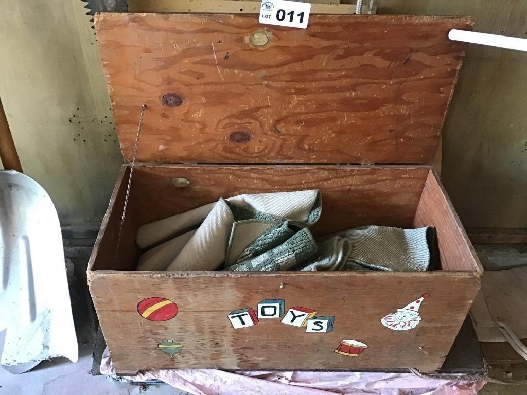 WOODEN TOY BOX w RUGS