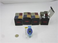4 montres neuves Timex pour enfants