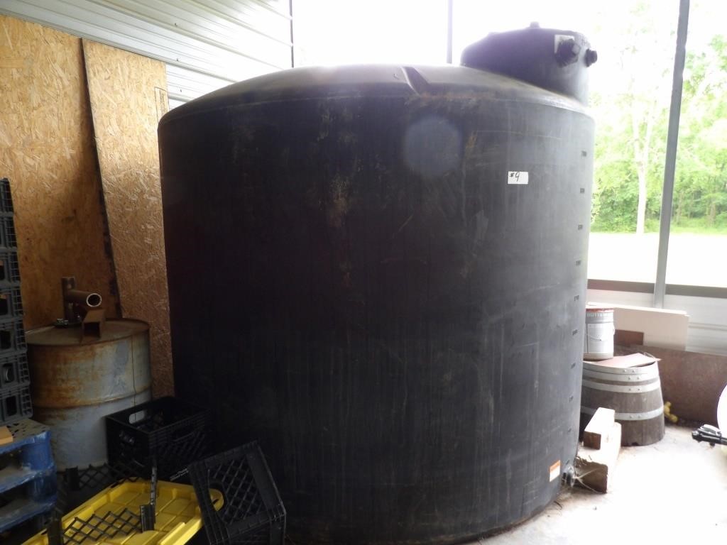 2500 gallon poly storage tank