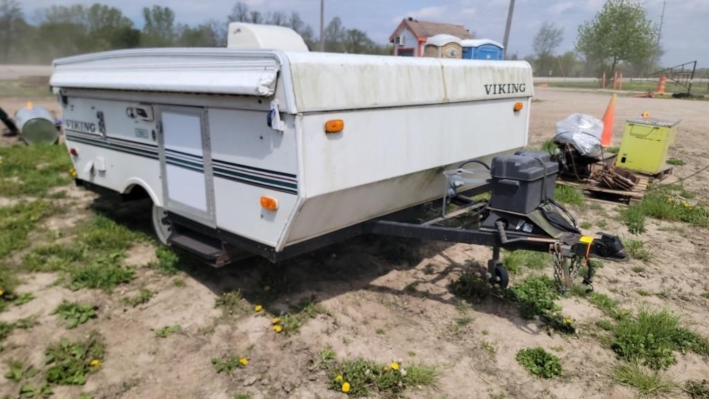 Viking 16' pup up camper w/ fridge & furnace