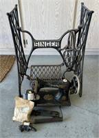 D - ANTIQUE SINGER SEWING MACHINE (G20)