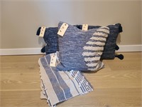 4PC THROW PILLOWS & BLANKET