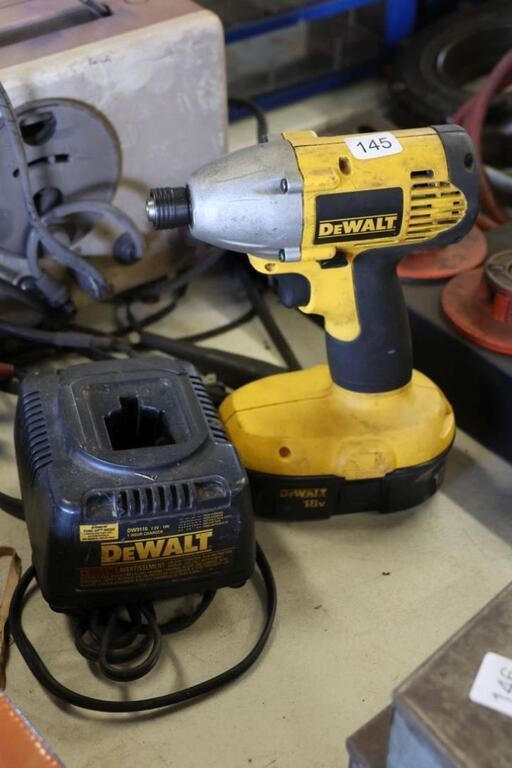 DEWALT 18V IMPACT GUN, BATTERY & CHARGER