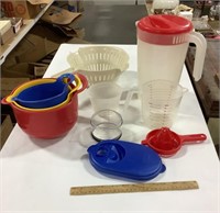 Plastic Kitchen lot w/mixing bowls