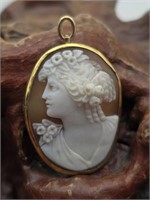 18K Gold Carved Shell Cameo / Brooch