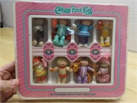 Cabbage patch kids figures w/case.