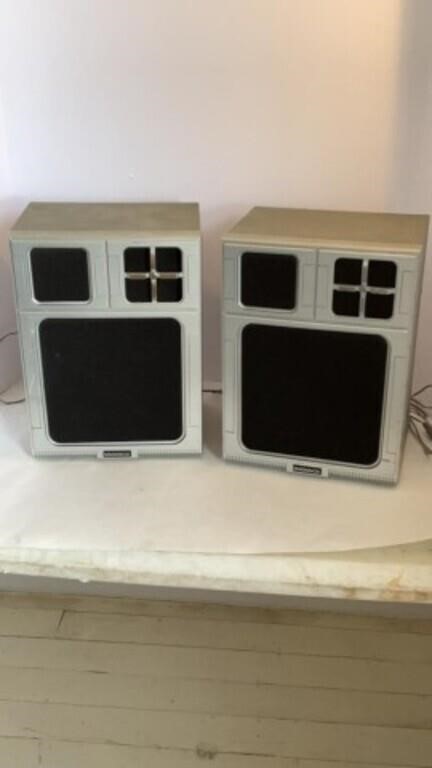 Set of Magnavox Speakers 12" high