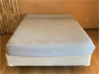 Full size mattress/frame w / bedsheets