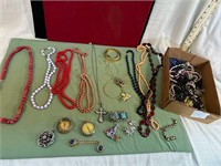 VINTAGE JEWERLY LOT W/ WATCHES