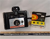 POLAROID Camera in Case w/ Flash Cubes