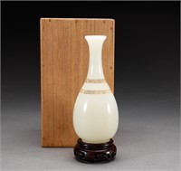 Hetian jade vase of Qing Dynasty