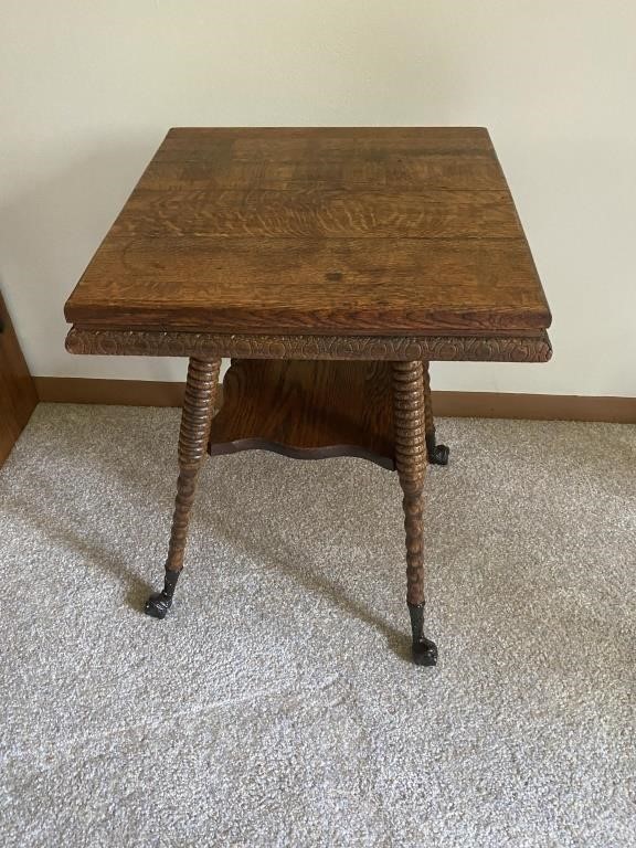 American Classical Two Tier Oak Bobbin Leg Table