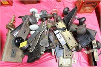 GROUPING OF ANTIQUE DOOR KNOBS AND LOCKS: GLASS,