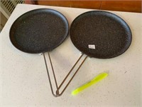 2 FRY PANS GROUP