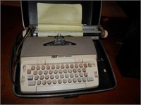 Vintage Smith Corona Elec Typewriter in case