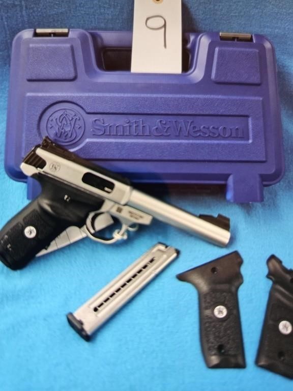 Smith & Wesson SW 22 Victory 22 LR w Box 2 Mags &