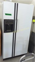 White Ge Refrigerator. Working Condition. In